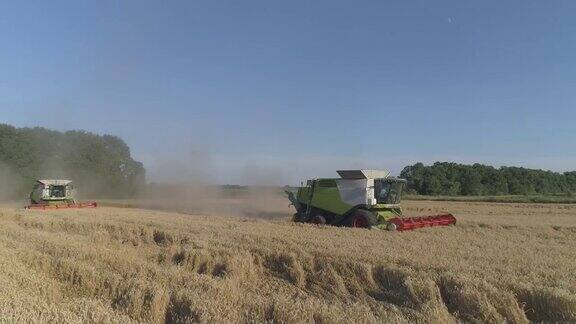天线农业工作联合收割机收割小麦