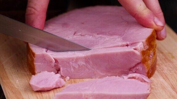 把煮好的猪肉切成小块