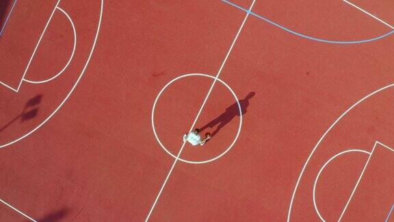 无人机拍摄的一个不认识的人在练习篮球动作4k