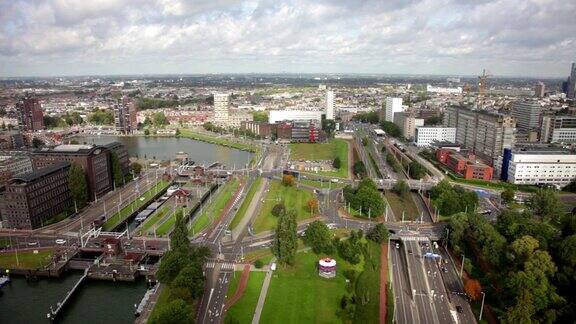 从鹿特丹运河的电视塔上观看