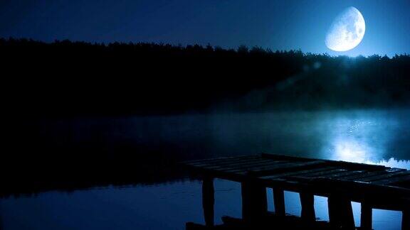 湖中月夜浪漫的景象循环
