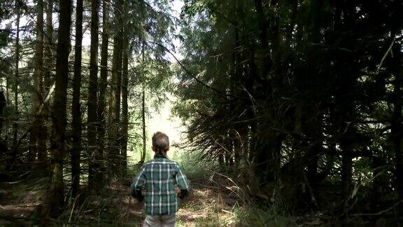 森林里受惊的白人小男孩很害怕跑着追着一个受惊的男孩