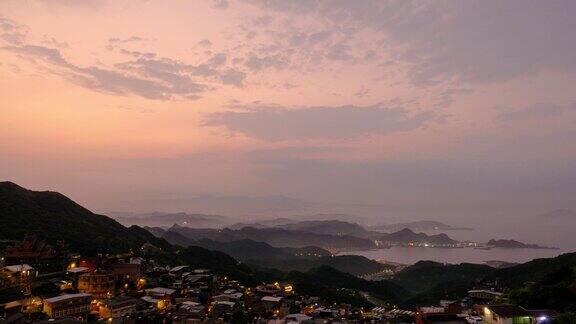 令人惊叹的黄昏风景-充满活力的橙色天空动态的云雾蒙蒙的山