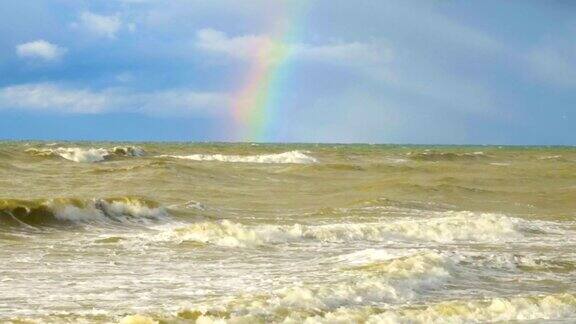 日落时和雨后的海上彩虹清晨风雨交加的海面上出现了彩虹