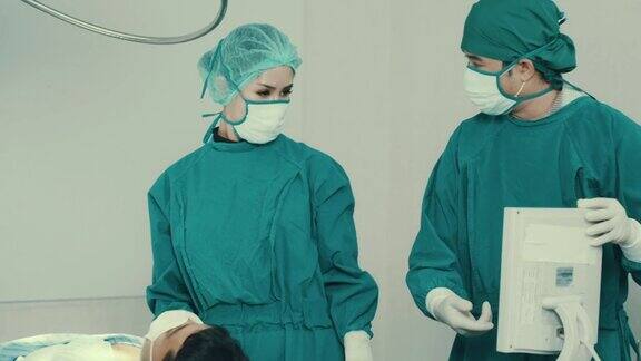 一群亚洲医生和护士在手术室里交谈
