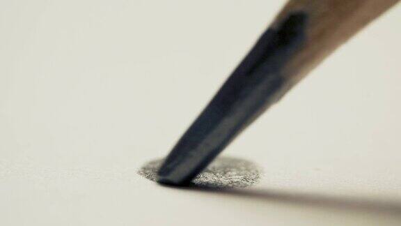 石墨铅笔在白色背景纸上画点圆线微距拍摄