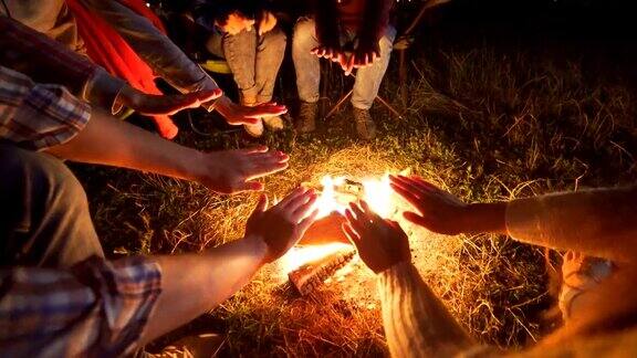 快乐的人们在篝火旁休息晚上晚上时间