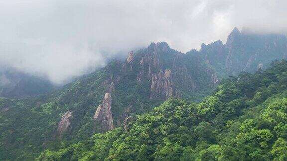 中国安徽云雾缭绕的黄山