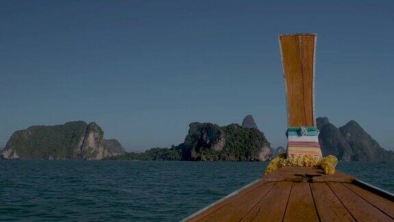 泰国攀迦湾长尾船航行之间的石灰岩岛屿和岩石泰国访问热带海滩