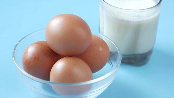 鸡蛋呈蝴蝶结桌上有一杯牛奶