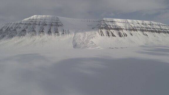 无人机拍摄斯瓦尔巴特群岛美丽的雪山