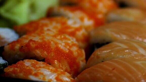 新鲜的日本寿司和卷宏生鱼片浦卷和夜拍典型的日本菜