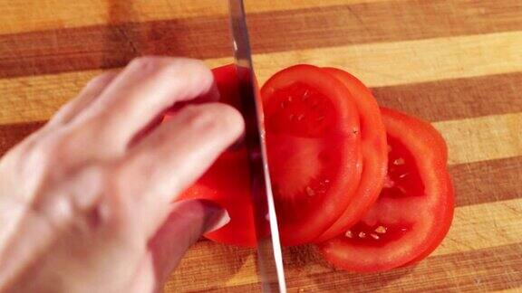 女人用手切西红柿