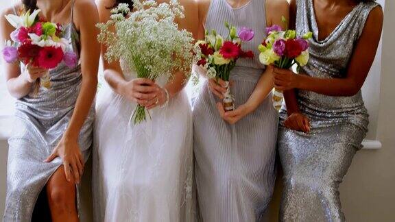 新娘和三个伴娘笑着捧着4K的花束