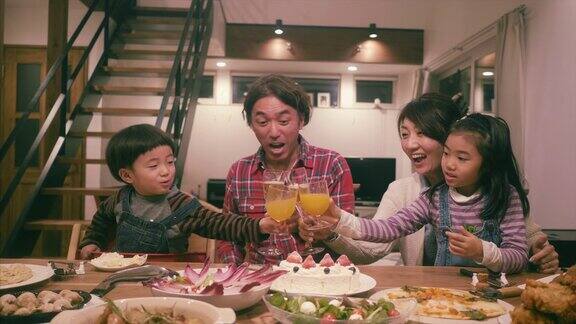 日本家庭在圣诞晚餐时敬酒庆祝
