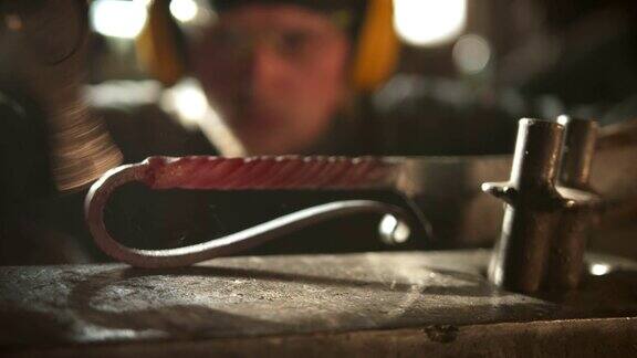 铁匠锻造的金属刀柄与不同寻常的设计