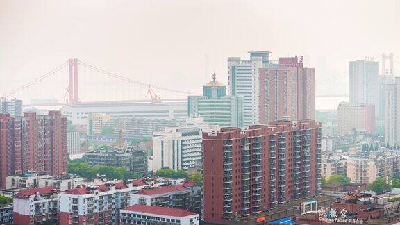 阳光明媚的一天武汉城市景观英梧州长江大桥屋顶全景4k时间流逝中国