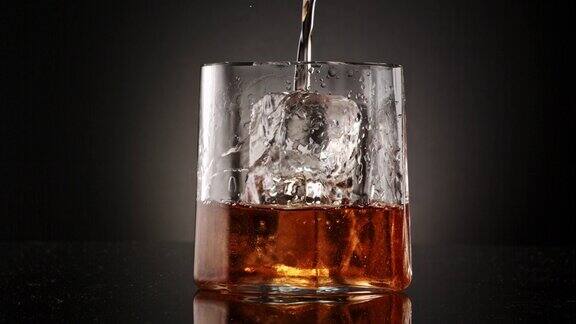威士忌倒冰
