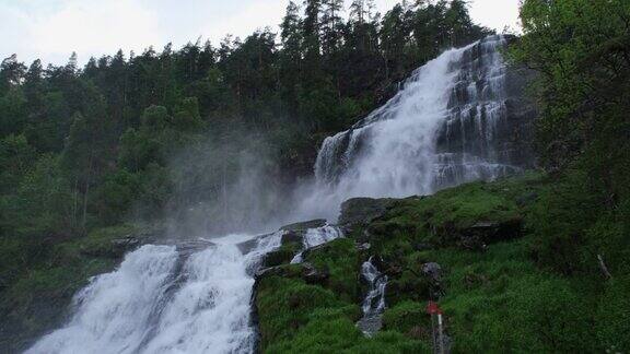 挪威美丽的风景VestlandSaudafjorden峡湾的Svandalsfossen瀑布的美丽风景背景是岩石上的山和树Rain4KUHD5994帧ProRes422HQ10位