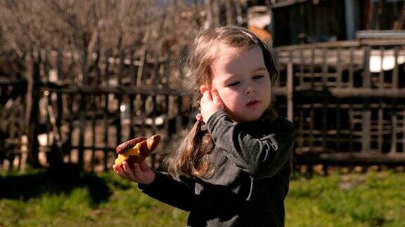 一个年轻可爱的小女孩吃了一个奶酪牛排三明治