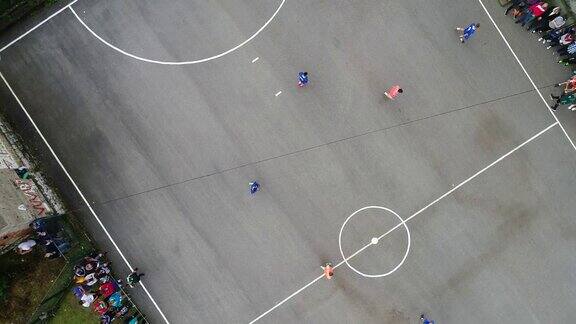 无人机在业余足球比赛上空飞行的俯视图乡村正宗比武