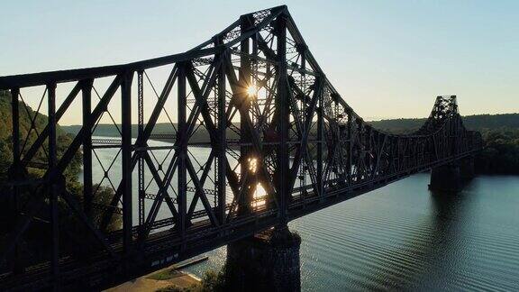 日落时宾夕法尼亚铁路桥的戏剧性上升视图