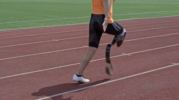 专业跑步者戴着假肢在体育场慢跑