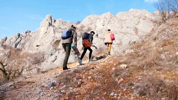 男性朋友在山里徒步旅行