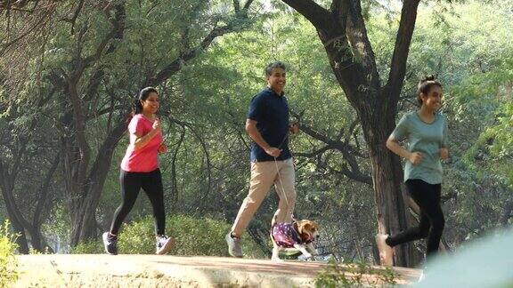 快乐的一家人在公园里跑步
