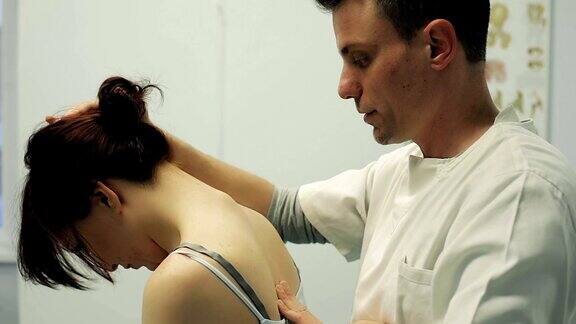 年轻女孩在物理治疗师的检查:医生;关节;颈部;肩膀;