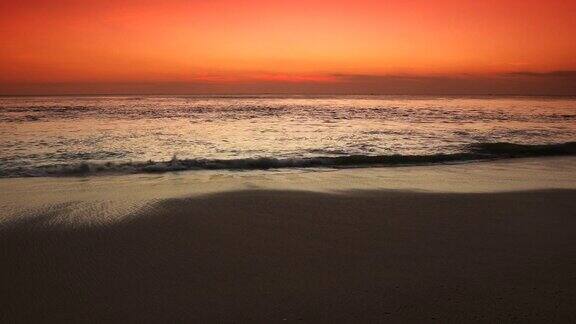 一个女人在热带海滩上散步宁静的日落