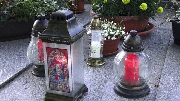 墓碑上的蜡烛告密者死者的盛宴万圣节墓上的许愿灯