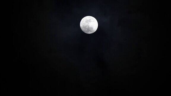 夜空中乌云在月亮前面掠过在夜间户外