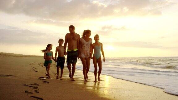 一家人在夏威夷的热带海滩度假