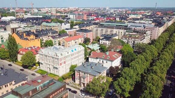 飞越斯德哥尔摩市中心典型的公寓屋顶