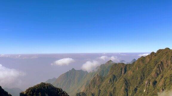 雾移动和覆盖在范西潘山顶的顶峰这是印度支那最高的旅游目的地位于越南老街的萨帕黄连山山脉