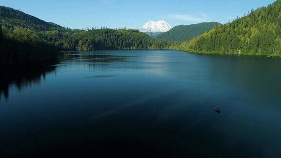令人惊叹的湖景田园诗般的放松阳光明媚的一天飞行无人机飞向船山雷尼尔山峰