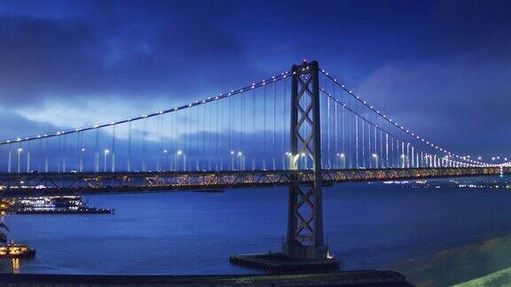 旧金山-奥克兰海湾大桥在夜间点亮-无人机拍摄