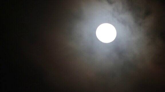 超级满月伴随着乌云