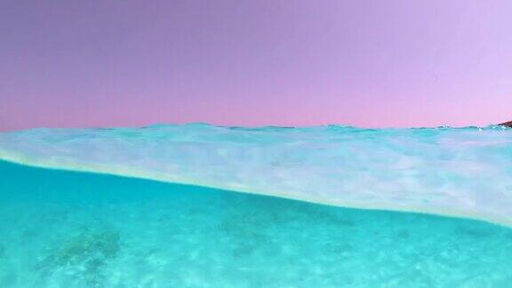 泰国的热带蓝色海洋和水下的白沙