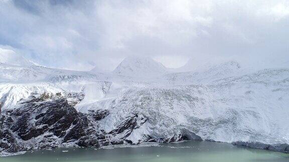 无人机飞越中国西藏冰川泻湖上空无人机航拍画面