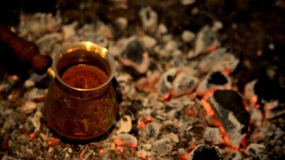 传统的方法是用煤煮土耳其咖啡