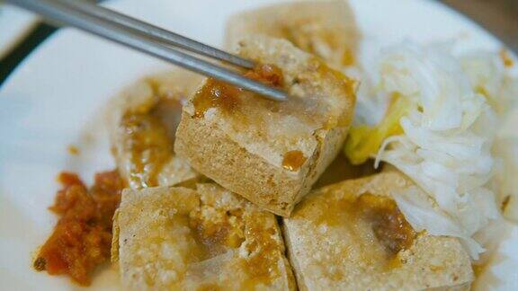 油炸臭豆腐用塑料盛在盘子里台湾著名的标志性腐乳