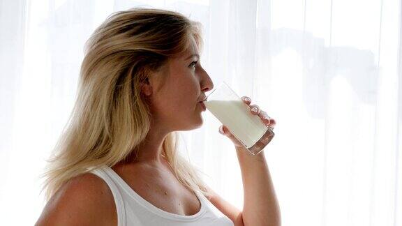 孕妇在室内大肚子喜欢喝牛奶食用营养丰富的奶制品