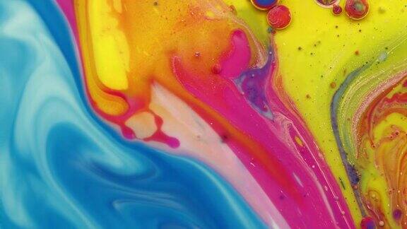 抽象的颜色混合在牛奶和油
