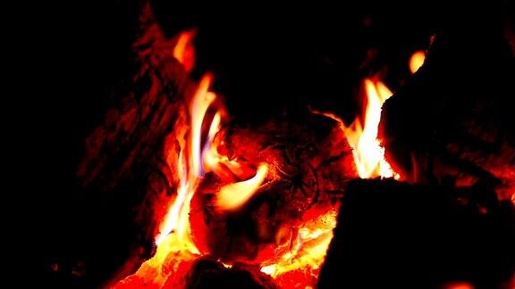 在壁炉里燃烧木头特写镜头美丽的火焰