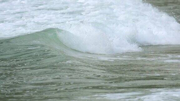 绿松石翻滚的波浪慢动作