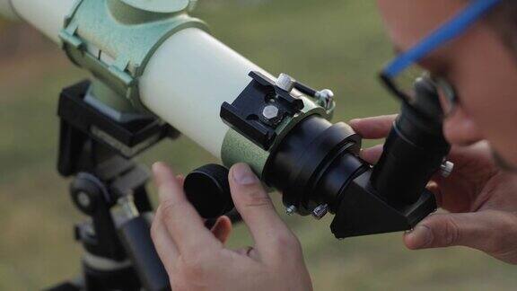 用望远镜观察天空的业余天文学家