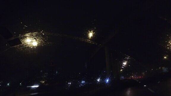 雨刷下的夜晚驾驶