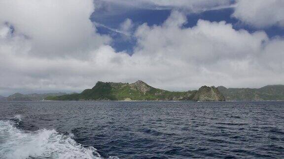 在日本小笠原群岛Chichi-jima海上巡航的快艇